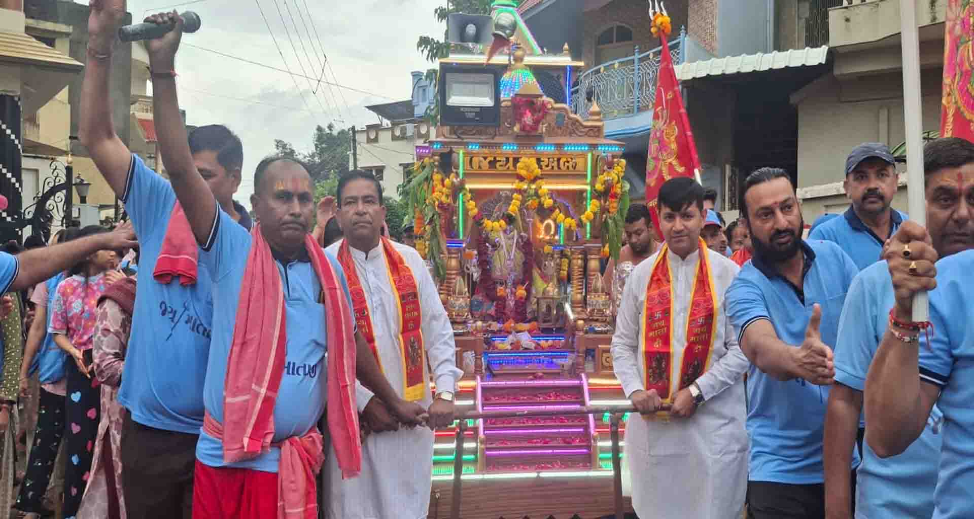 ડીસાથી અંબાજી પગપાળા યાત્રા સંઘનું ધામધૂમથી પ્રસ્થાન