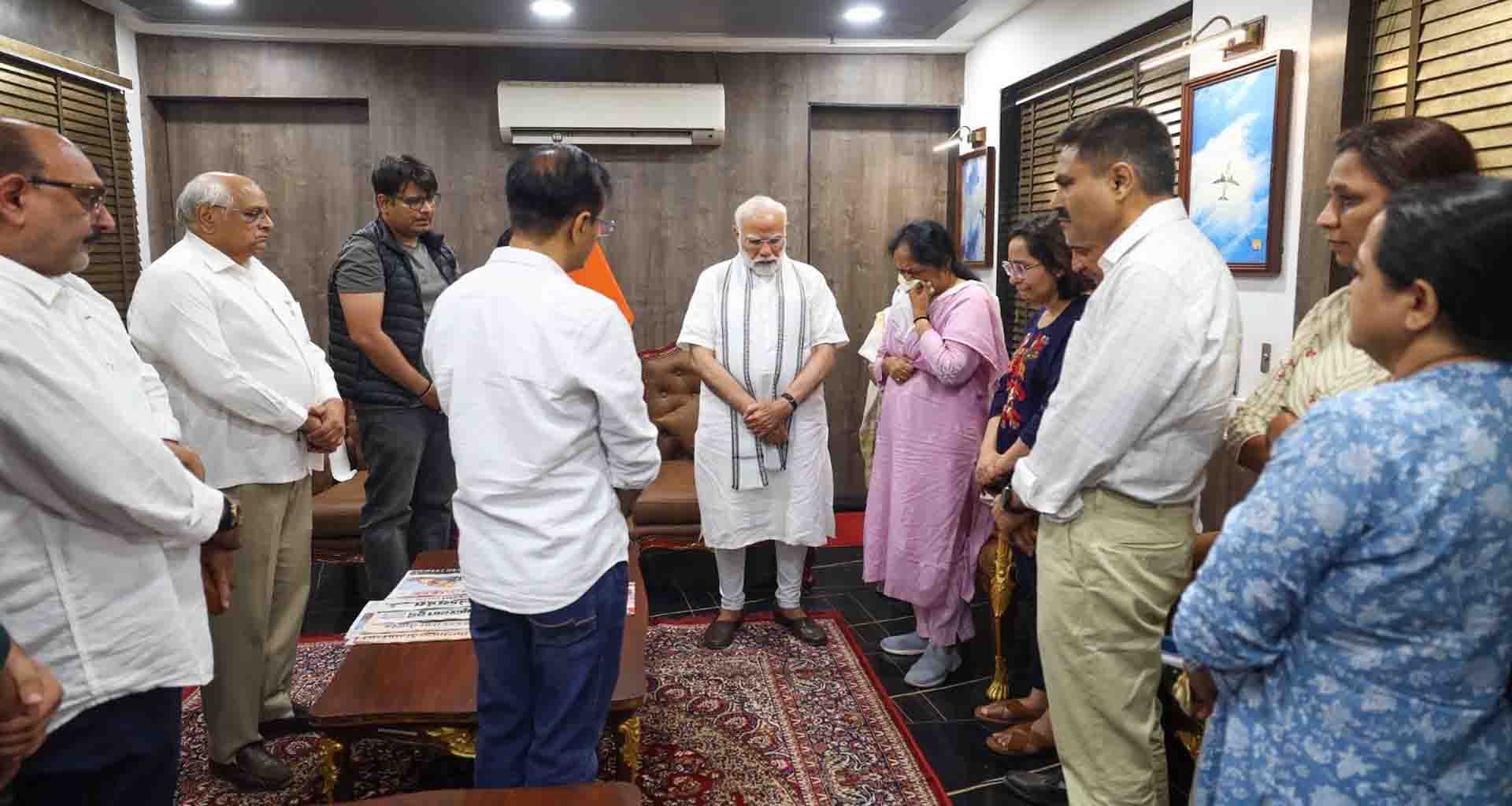પીએમ મોદીએ વિજયભાઈ રૂપાણીના પરિવારજનોને મળી સાંત્વના પાઠવી
