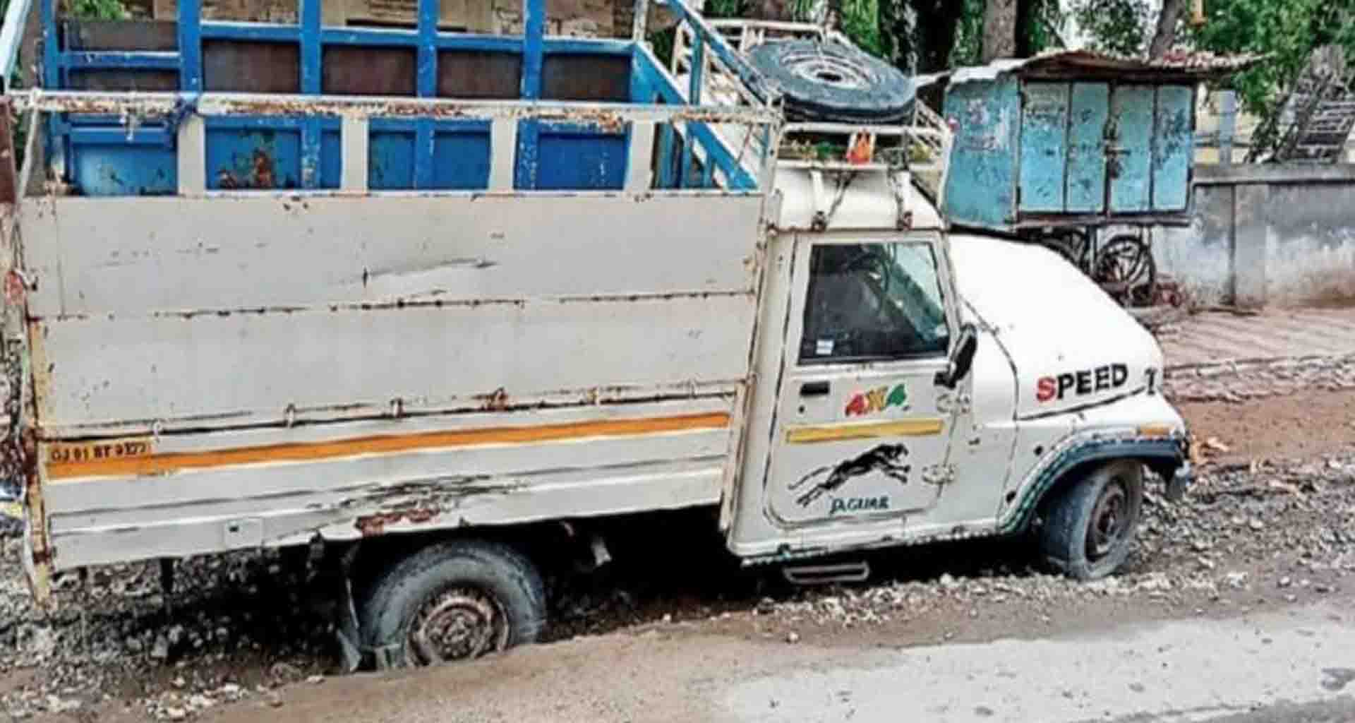 પાટણના મુખ્ય માર્ગો પર સર્જાયેલા ખાડા રાજને લઇ લોકોને ભોગવી પડતી મુશ્કેલી