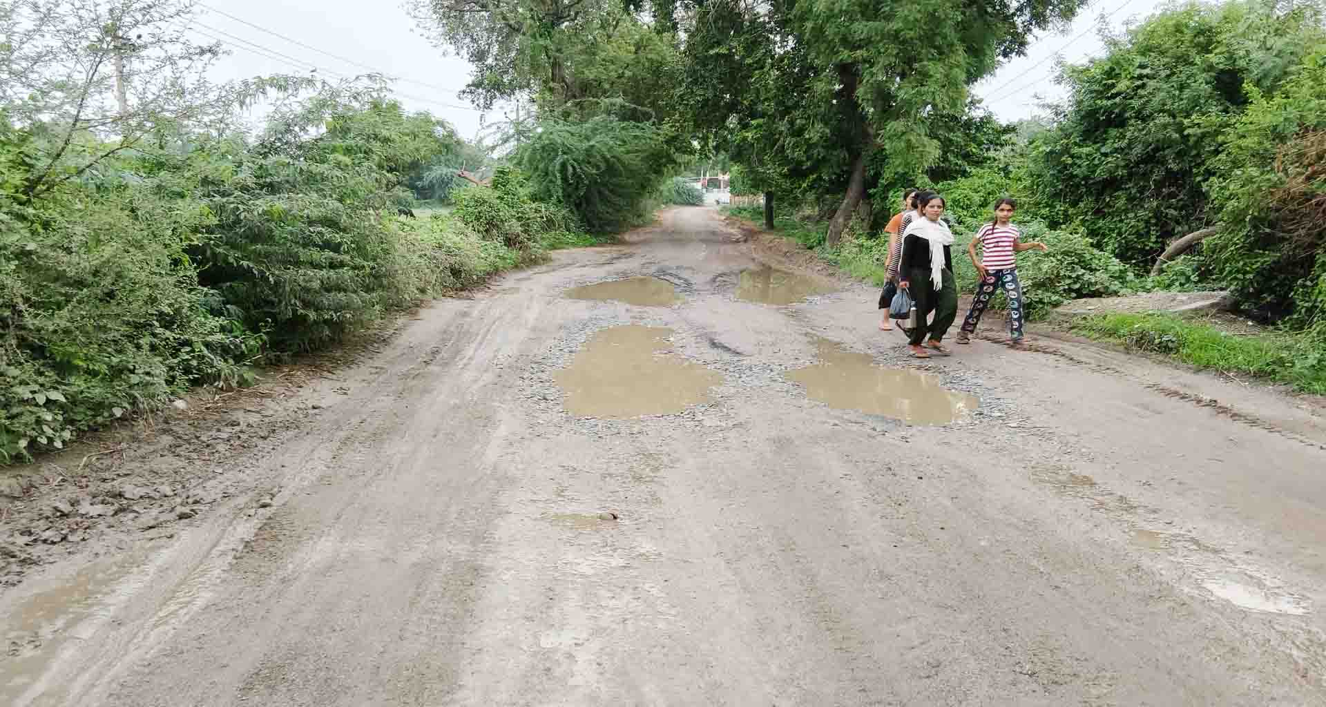 ભીલડી થી મોટાકાપરા ને જોડતો ડામર રસ્તો ઠેર-ઠેર તૂટી જતા વાહન ચાલકો પરેસાન