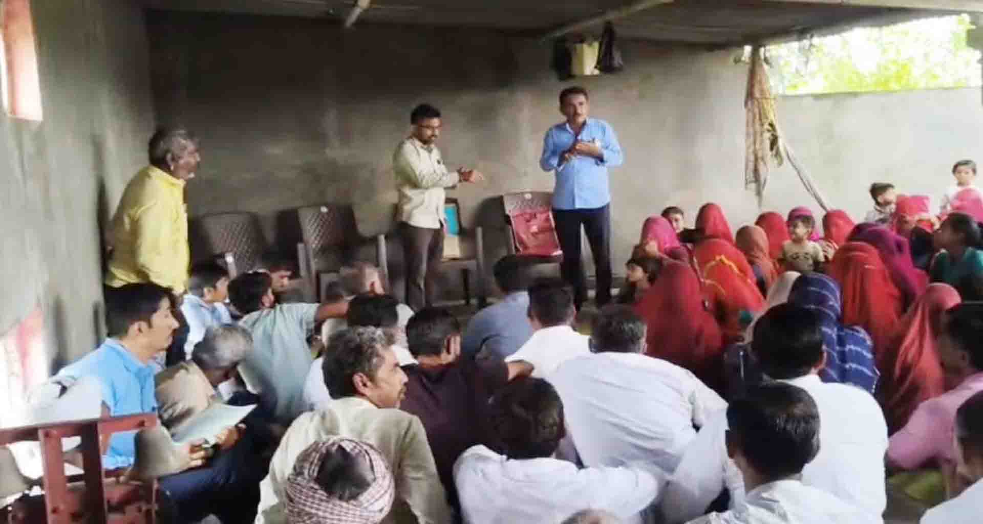 બનાસ ડેરીની કુંવારાપાદર મંડળીમાં મંત્રીની જોહુકમી સામે ગ્રાહકોમાં રોષ