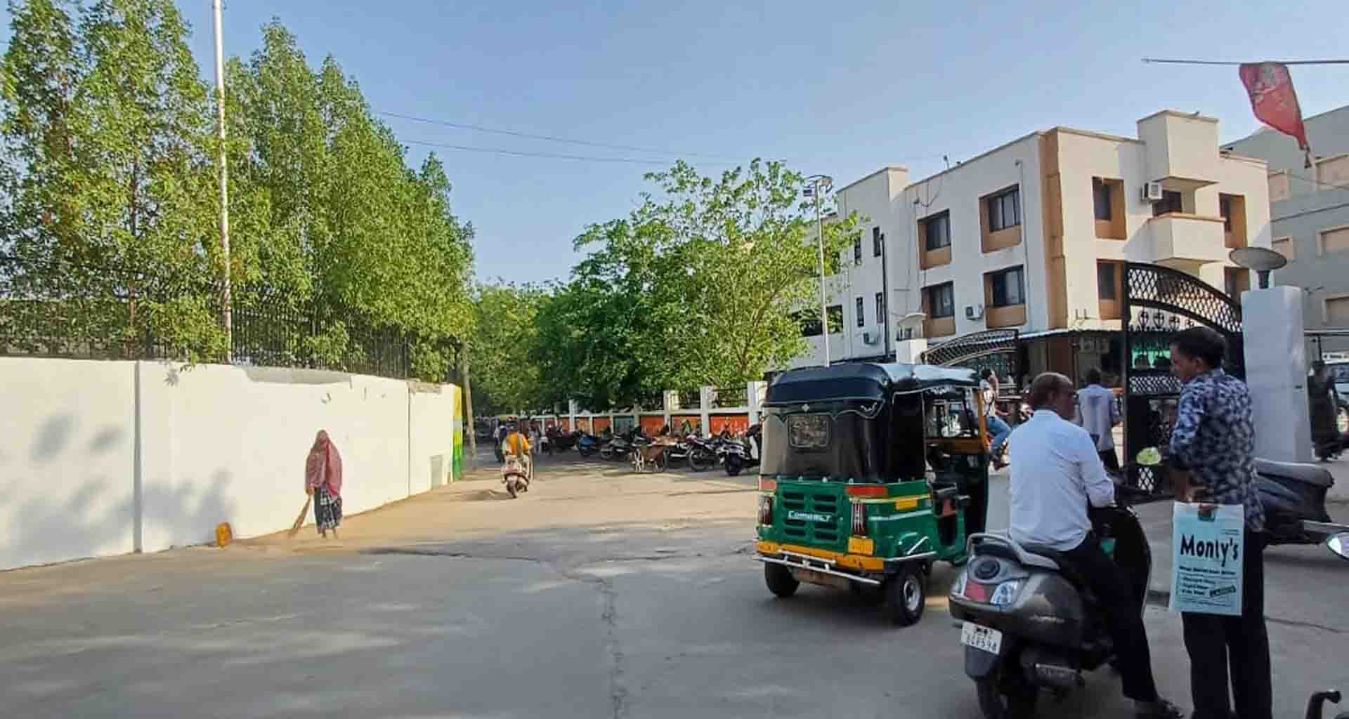 મહેસાણા મામલતદાર કચેરીની બહારના અડચણરૂપ દબાણો દુર થતા આવન જાવનનો માર્ગ મોકળો થયો