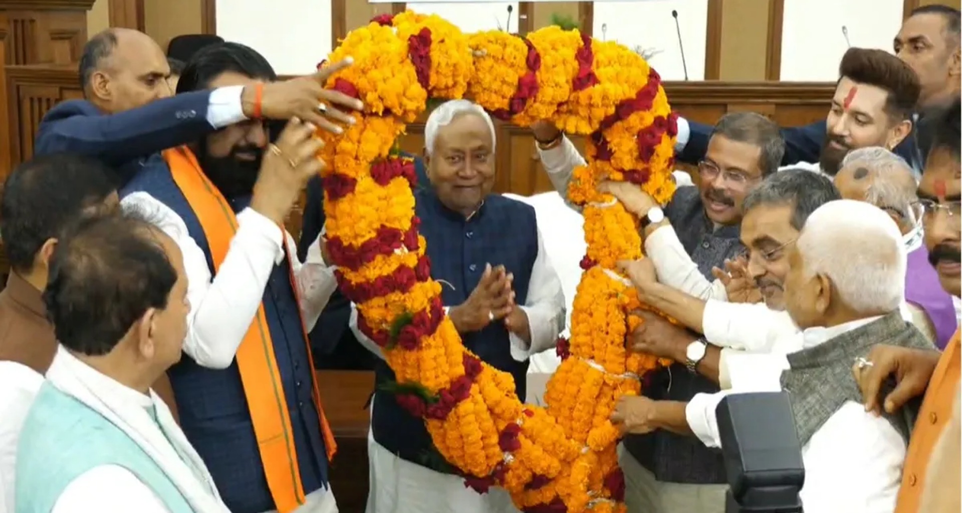 નીતિશ કુમારે રાજ્યપાલને રાજીનામું સુપરત કર્યું, નવી સરકાર બનાવવાનો દાવો રજૂ કર્યો