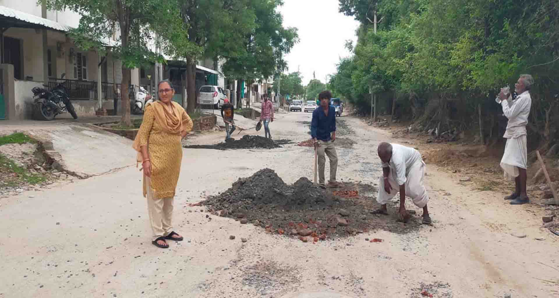 પાટણ શહેરના માર્ગો પર પડેલા ખાડાઓનું પાલિકા પ્રમુખની સૂચનાથી કર્મચારીઓ દ્વારા પુરાણ કામગીરી હાથ ધરાઈ