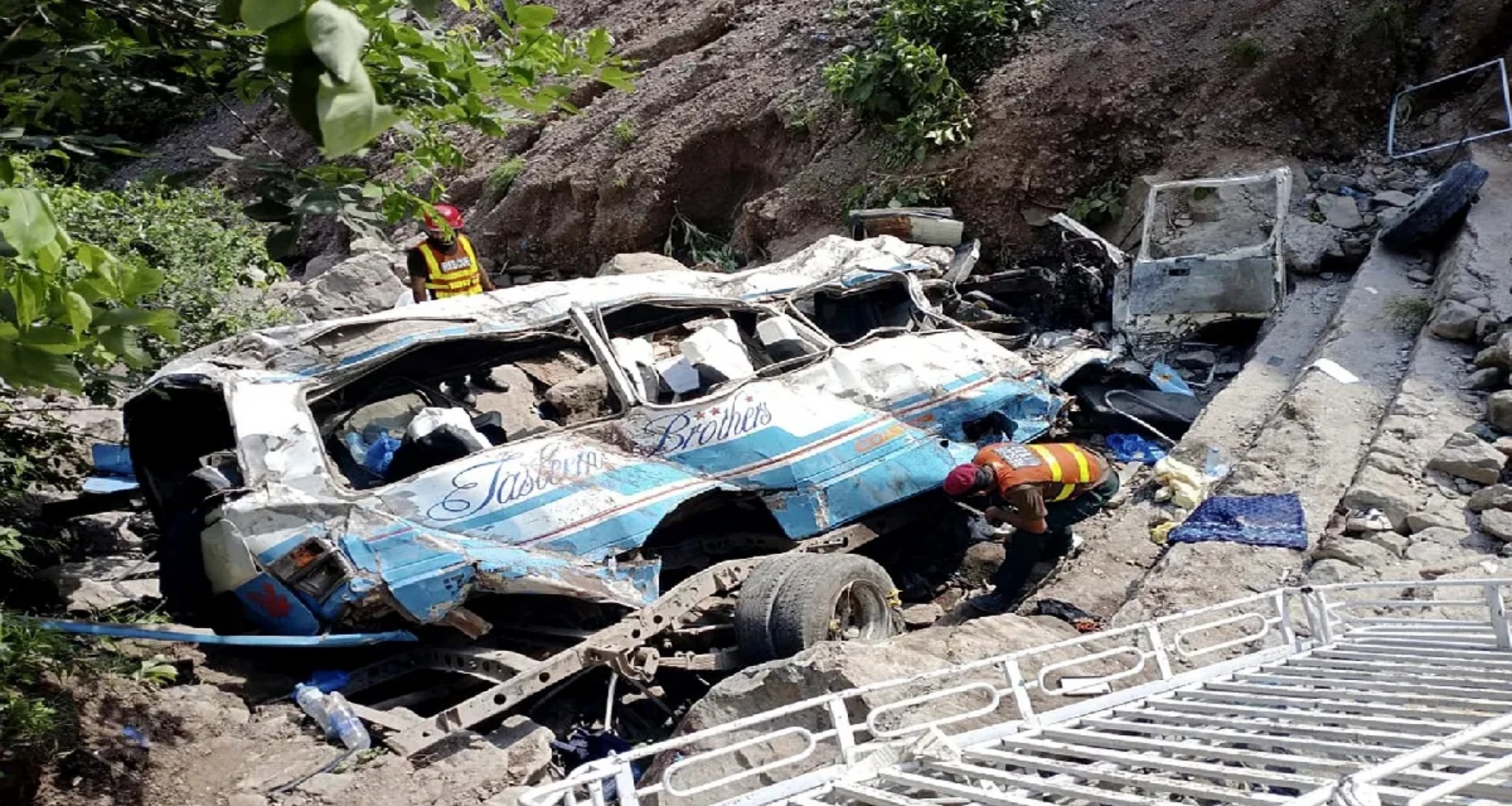 પાકિસ્તાનના ખૈબર પખ્તુનખ્વામાં દુ:ખદ માર્ગ અકસ્માત, એક જ પરિવારના 11 સભ્યોના મોત