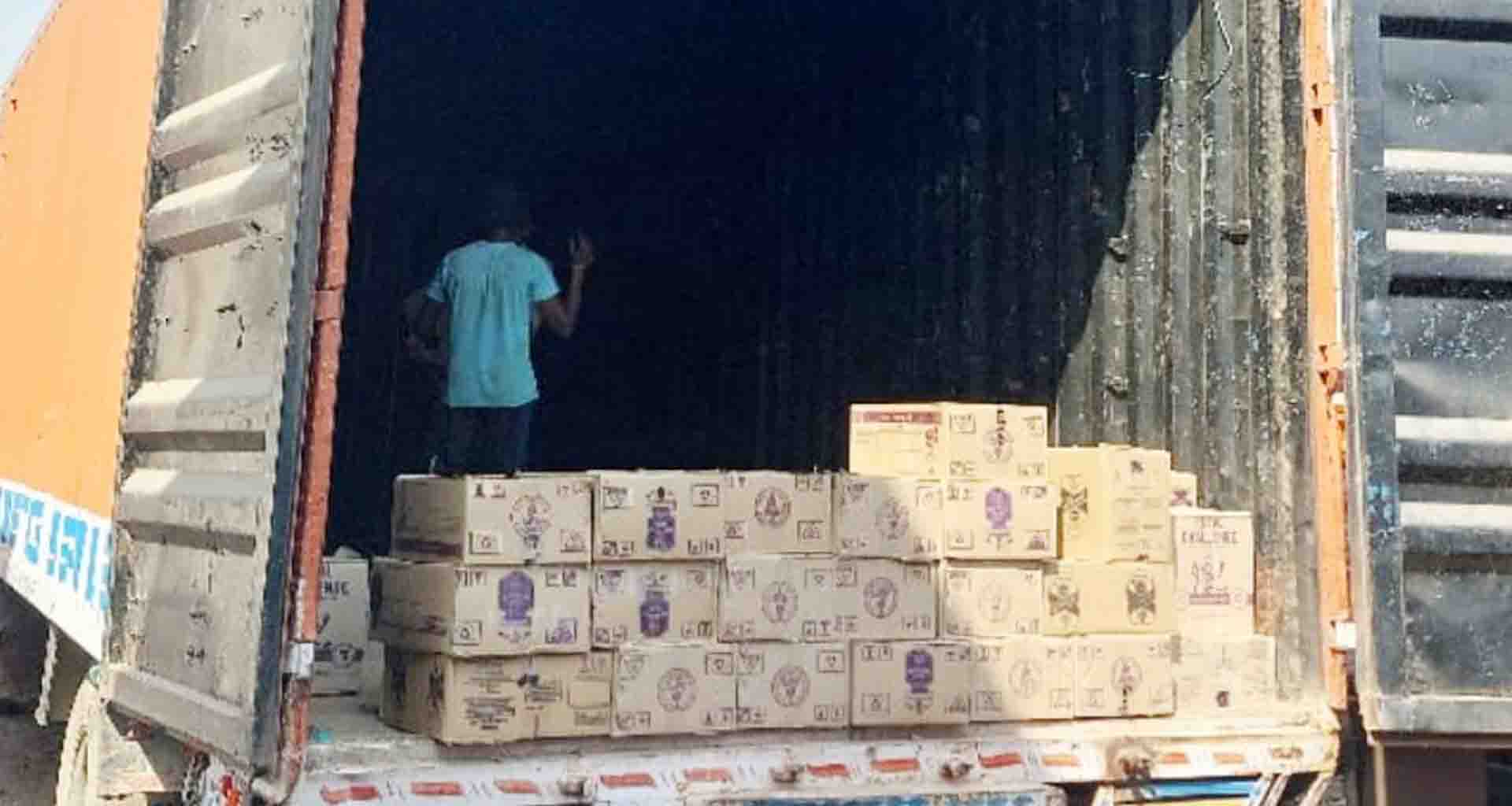 સાબરકાંઠા; વાહન ચેકીંગ દરમિયાન ગુપ્ત ખાનામાંથી વિદેશી દારૂ ઝડપાયો