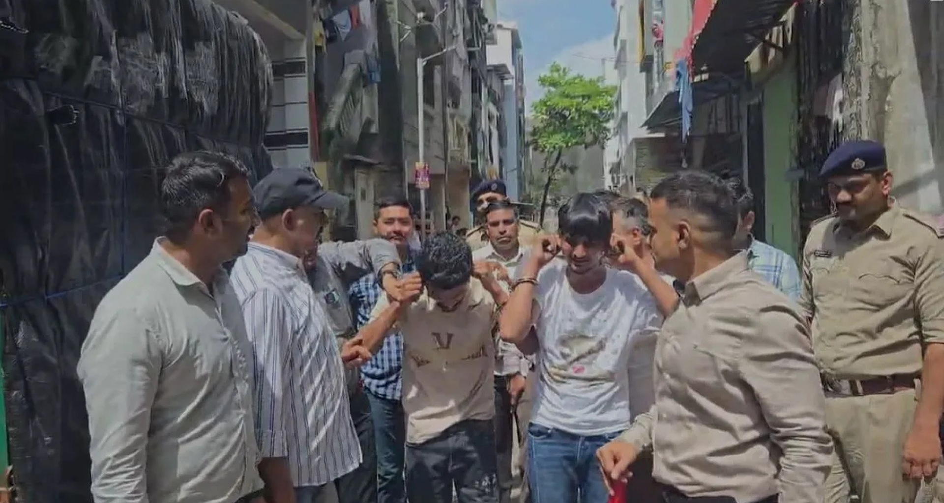 લિંબાયત વિસ્તારમાં આતંક ફેલાવતી 'ચિયા ગેંગ' પર પોલીસે કડક પકડ, SOG એ આ ગેંગના ત્રણ સભ્યોની ધરપકડ કરી