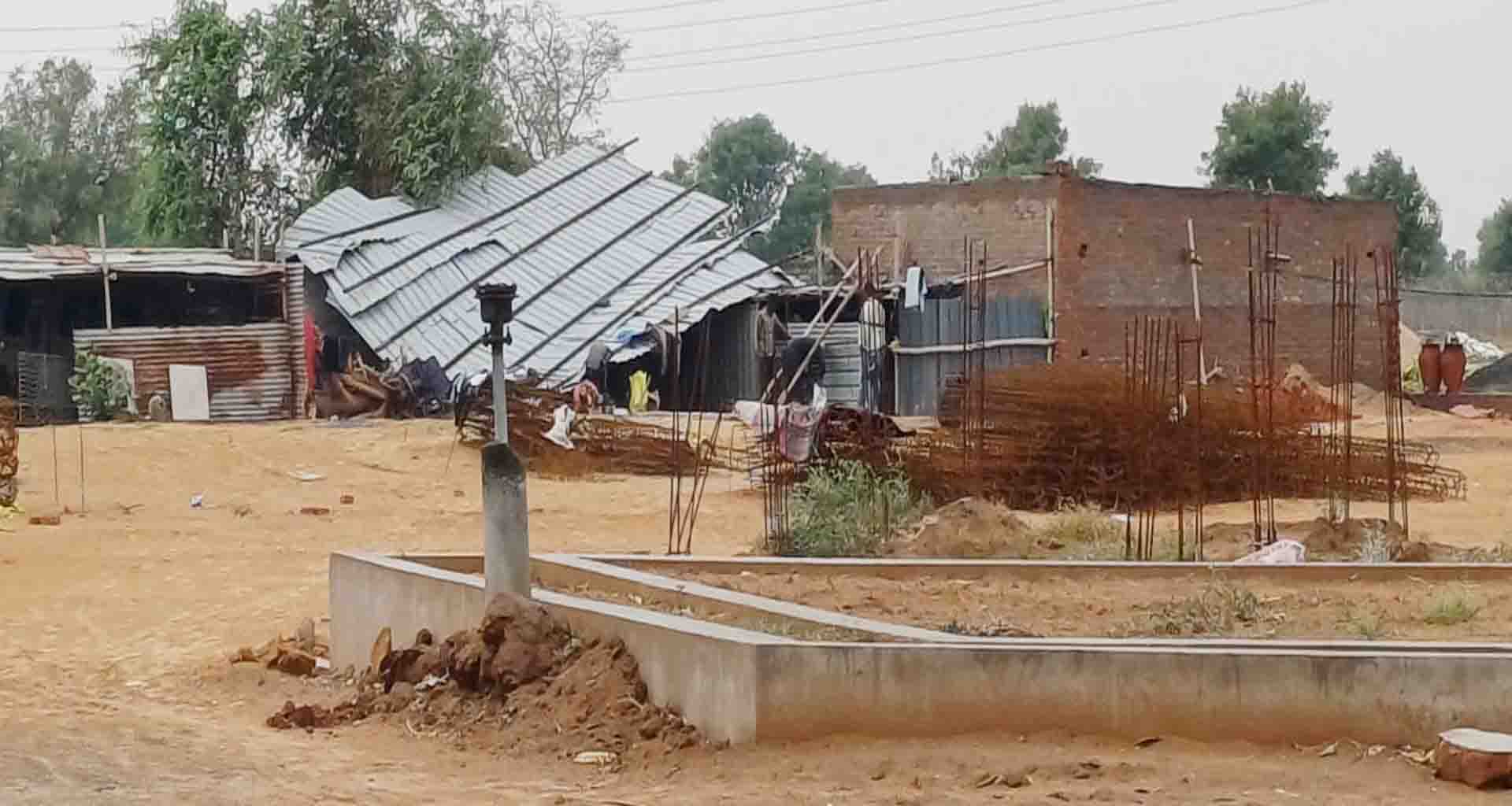 મહેસાણા જિલ્લામાં ગાજવીજ સાથે કમોસમી વરસાદ થતાં ઠેર ઠેર વિજપોલ અને વૃક્ષો ધરાસાઈ