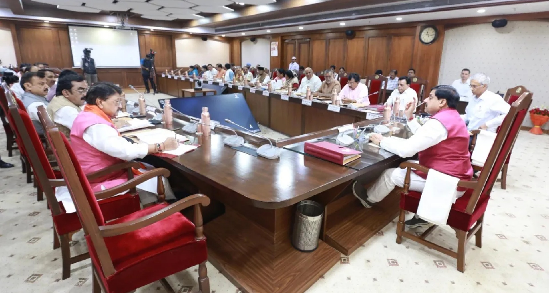 સીએમ મોહન યાદવની અધ્યક્ષતામાં બેઠક યોજાઈ, જાહેર ખાનગી ભાગીદારી દ્વારા હેલિકોપ્ટર સેવા ચલાવવા માટે મંજૂરી આપવામાં આવી