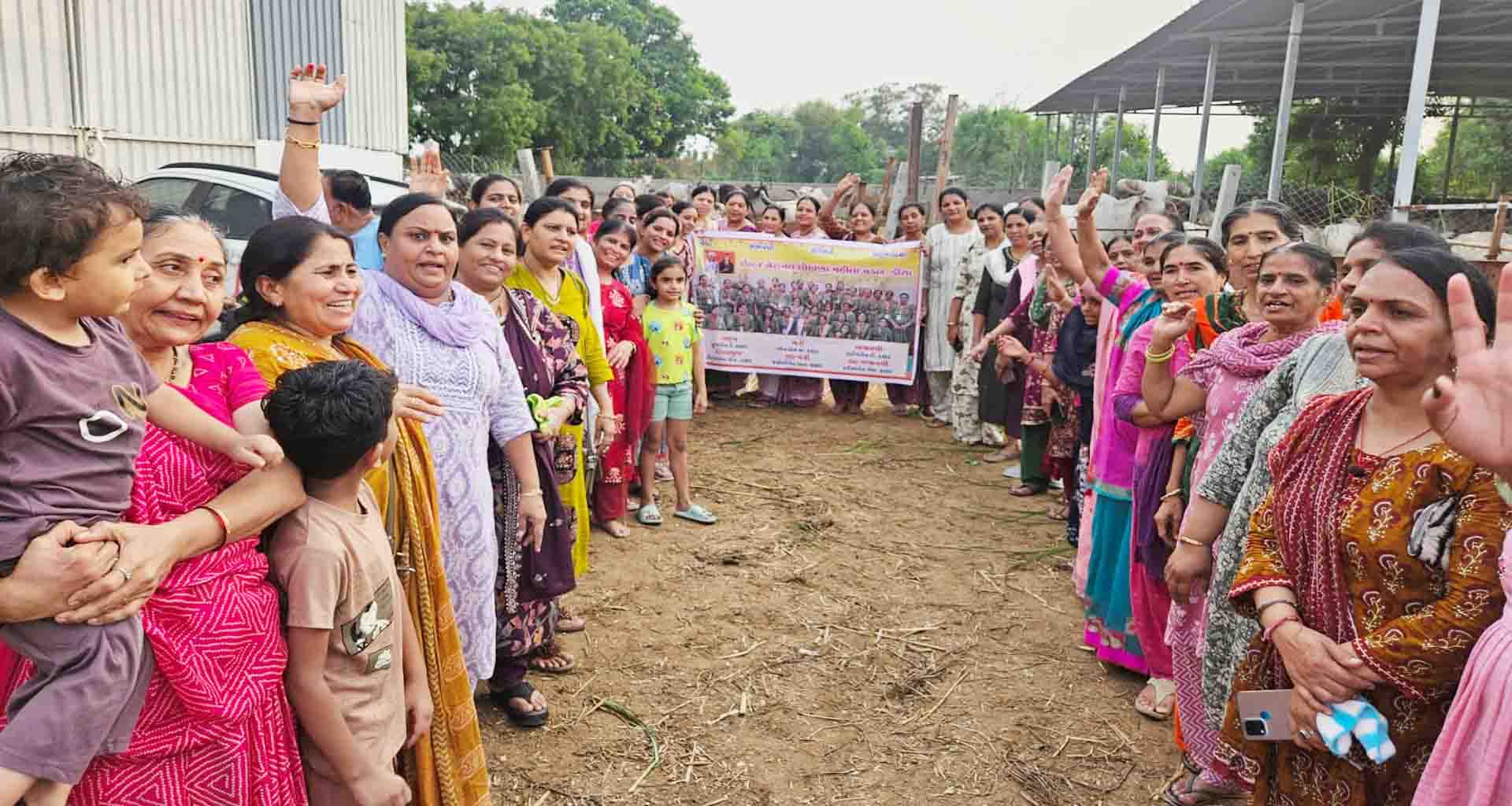 ડીસાના મહિલા મંડળ દ્વારા જલિયાણ ગૌશાળામાં વૃક્ષારોપણ તેમજ ગાયોને ઘાસચારાનું વિતરણ