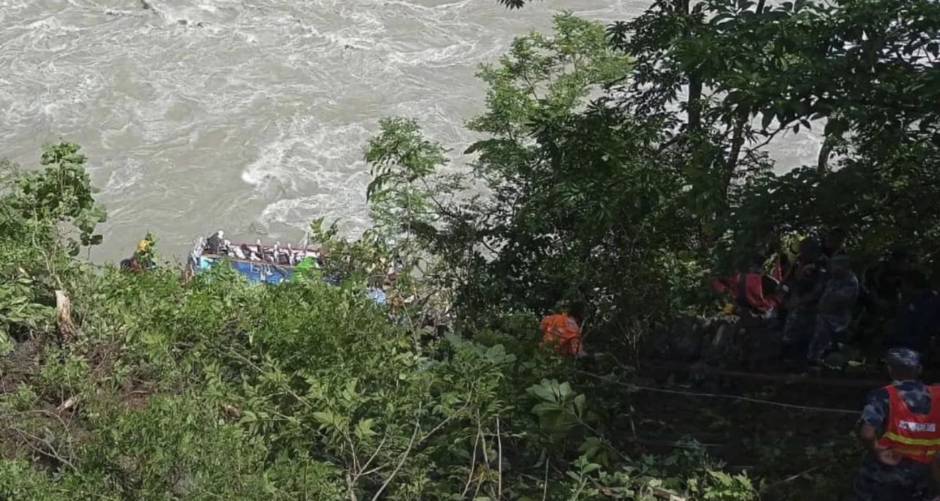નેપાળ બસ અકસ્માત: ત્રિશુલી નદીમાં બસ પડતાં 18 લોકોના મોત