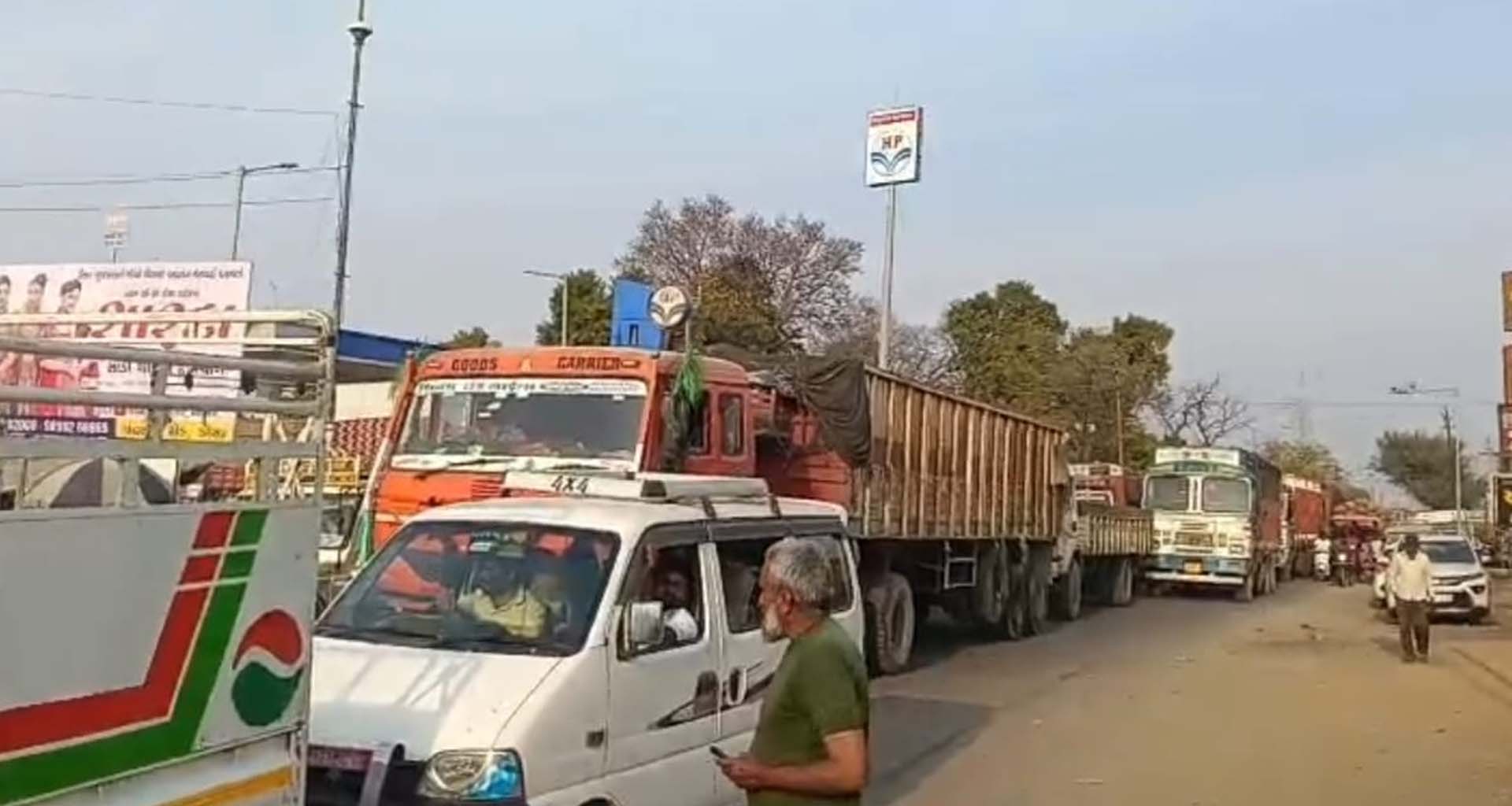 ડીસા રેલવે સ્ટેશન સર્કલ પર કલાકો સુધી ટ્રાફિક જામ, વાહન ચાલકો ત્રાહિમામ