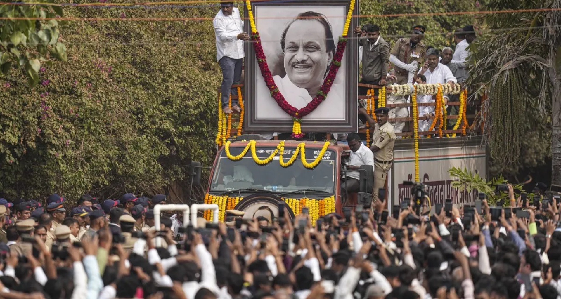 અજિત પવારના અંતિમ સંસ્કારમાં ચેઈન સ્નેચરોએ આતંક મચાવ્યો, 25-30 લાખ રૂપિયાના ઘરેણાં ચોરી ગયા