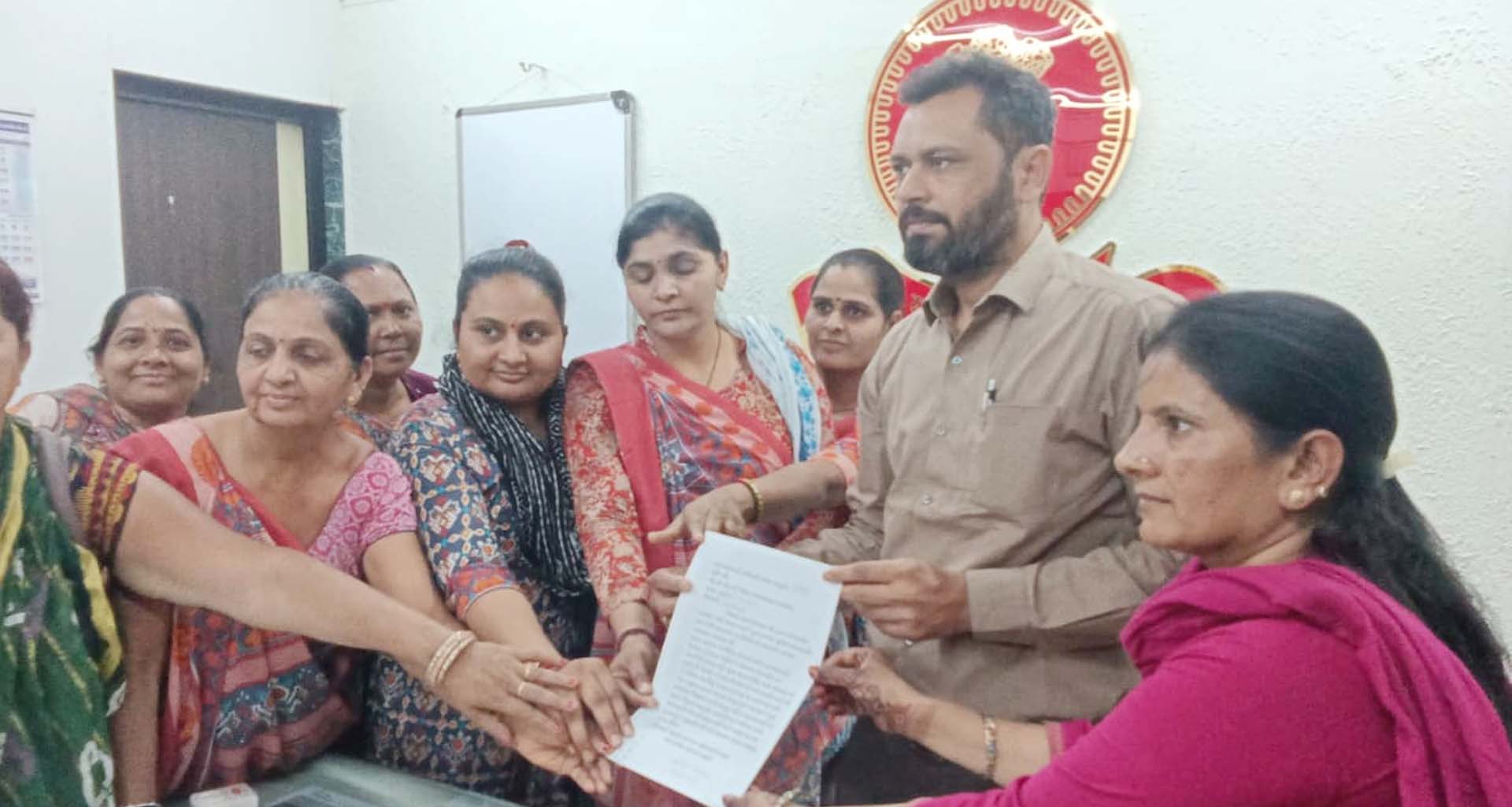 કાંકરેજ તાલુકામાં આંગણવાડી કાર્યકરો પડતર પ્રશ્નો અંગે હડતાળ પર ઉતર્યા