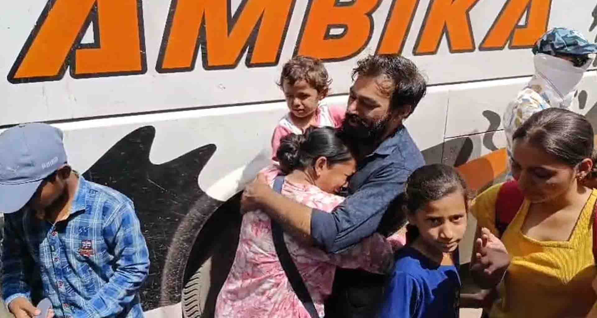 હાશ..! કાશ્મીરમાં ફસાયેલા પ્રવાસીઓ માદરે વતન પરત ફર્યા