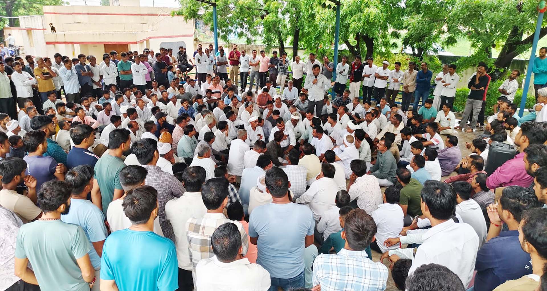 જુનાડીસા વાસણા રોડ પર રેતી ભરીને દોડતાં વાહનો બંધ કરાવા આઠ ગામના ગ્રામજનોએ બેઠક યોજી : આંદોલનનું રણશિંગુ ફુંકાયું