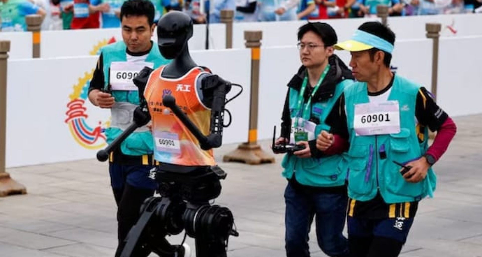ચીનના હ્યુમનોઇડ રોબોટ્સ હાફ-મેરેથોનમાં માણસો સાથે હરીફાઈ કરી