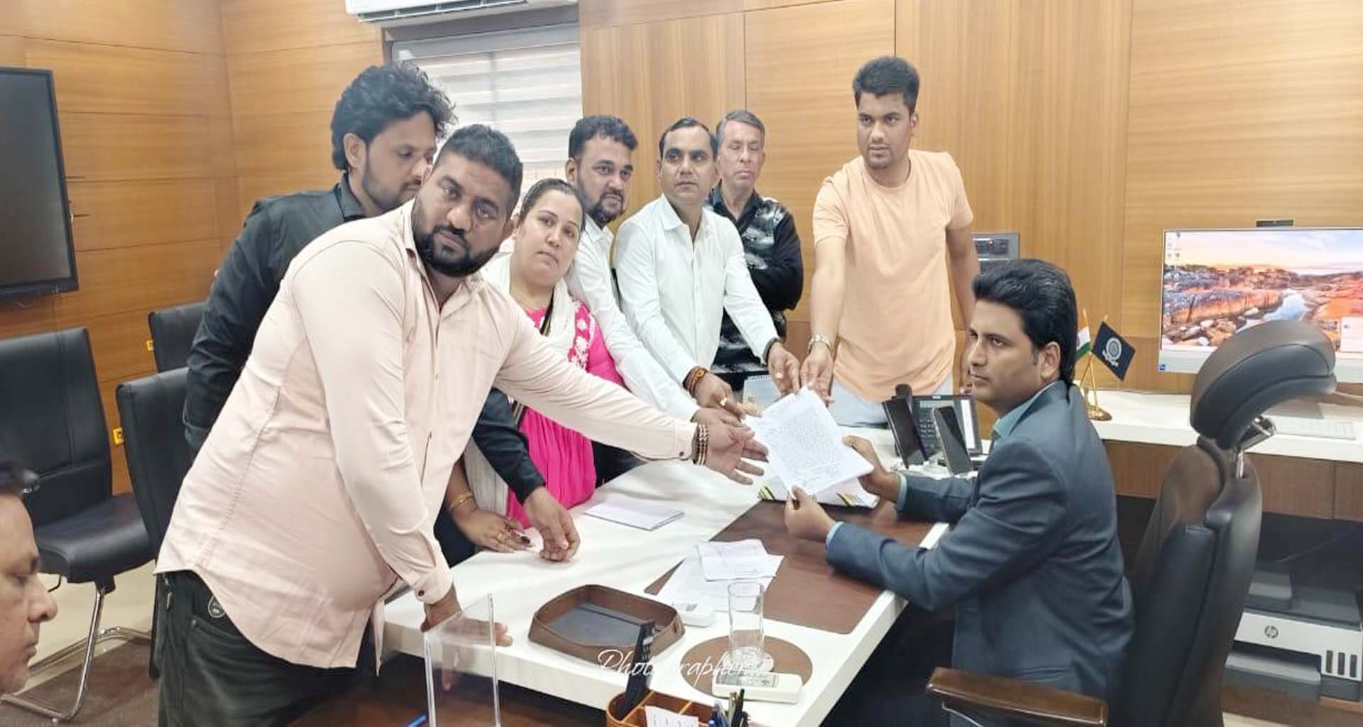 મહેસાણા મનપા તઘલખી નિર્ણય સામે વિસનગર લિંક રોડના રહીશો-વેપારીઓએ રેલી યોજી આવેદન આપ્યું