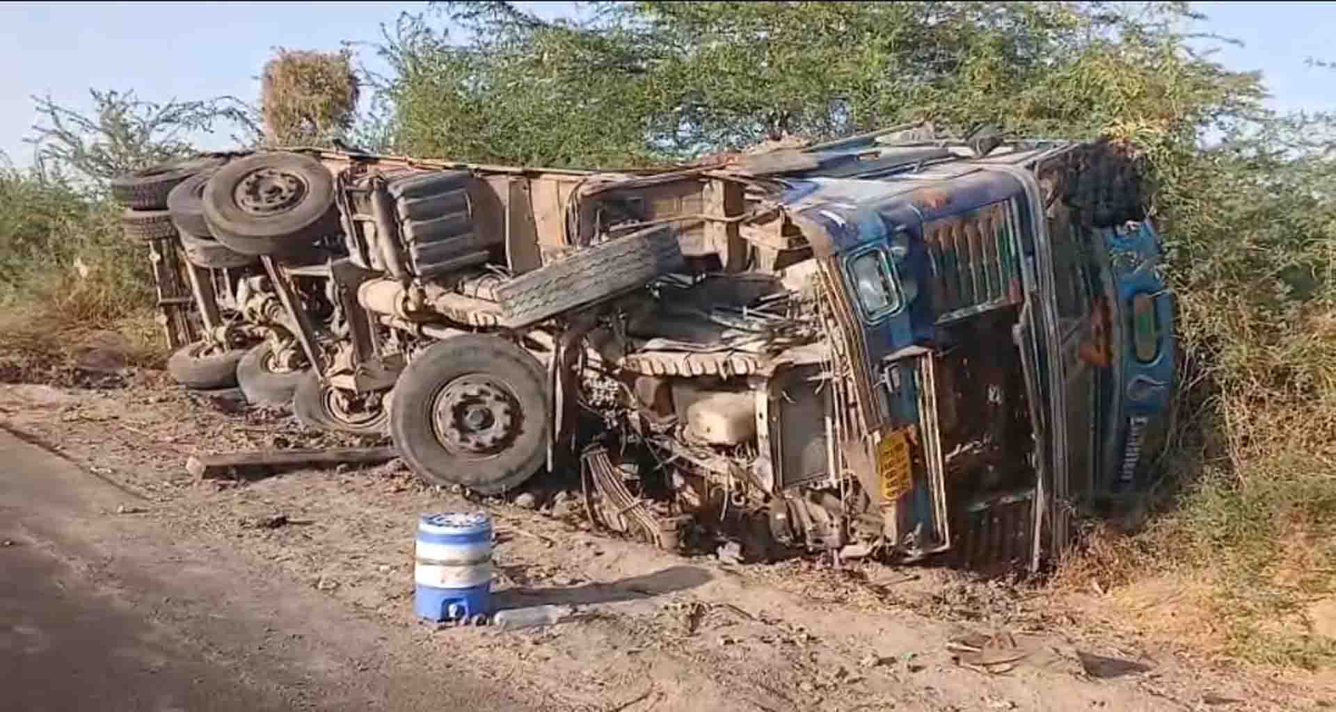 સમી-શંખેશ્વર માર્ગ પરથી પસાર થતી ગાયને બચાવવા જતાં ટ્રક પલ્ટી ખાઈ ગઈ