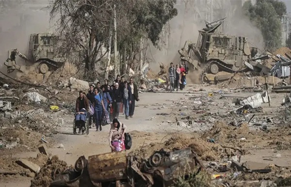 ગાઝામાં અચાનક અંધાધૂંધ ગોળીબાર થતાં અમેરિકાની સહાયથી ચાલતાં, ઇઝરાયેલની દેખરેખ નીચેનાં સહાય કેન્દ્રો સલામતી ખાતર બંધ કરવાં પડયાં