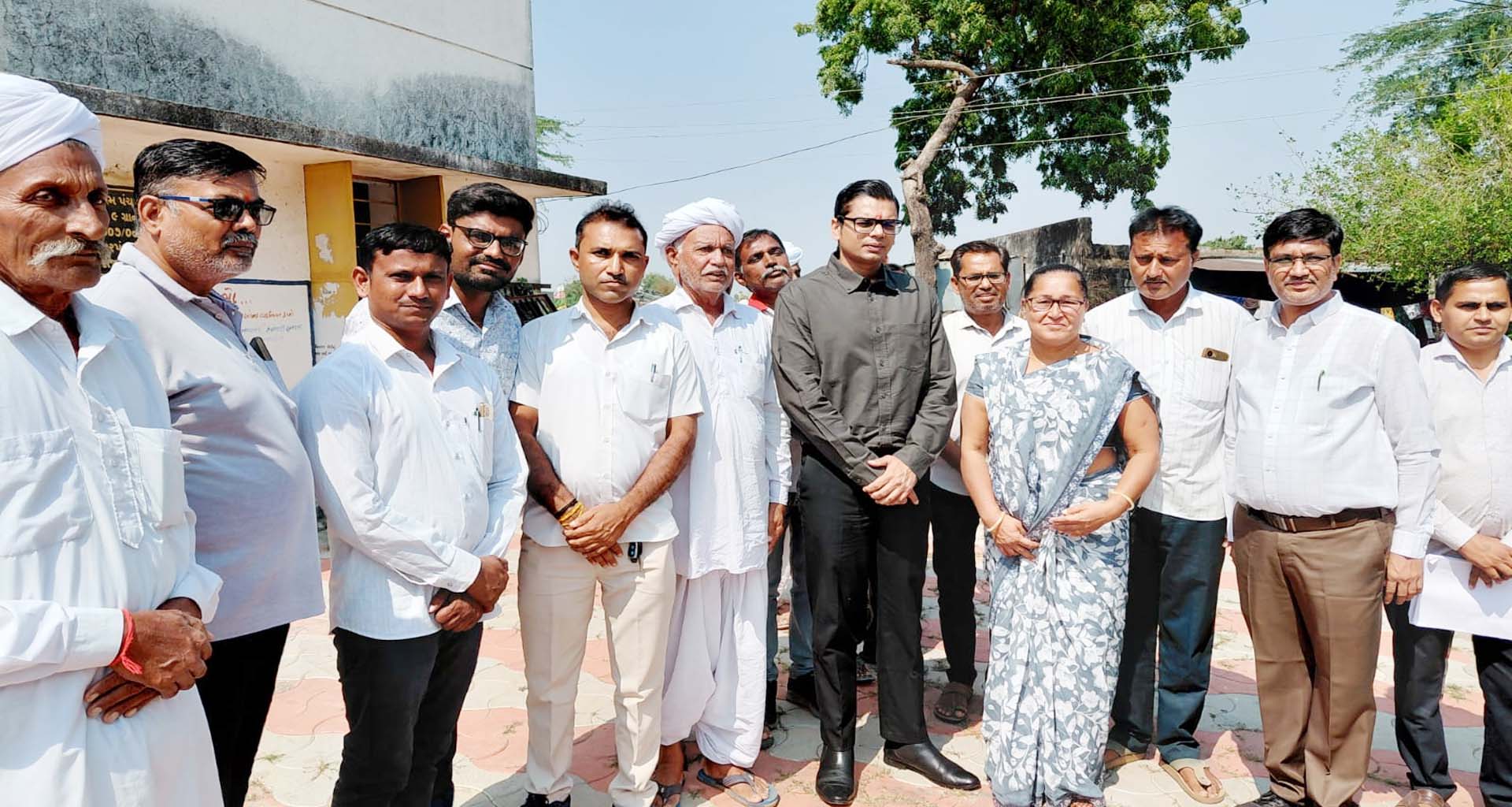 બનાસકાંઠા જિલ્લા કલેક્ટર વિઠોદર ગ્રામ પંચાયતની મુલાકાતે : ગામના વિકાસલક્ષી કામોની સમીક્ષા કરી