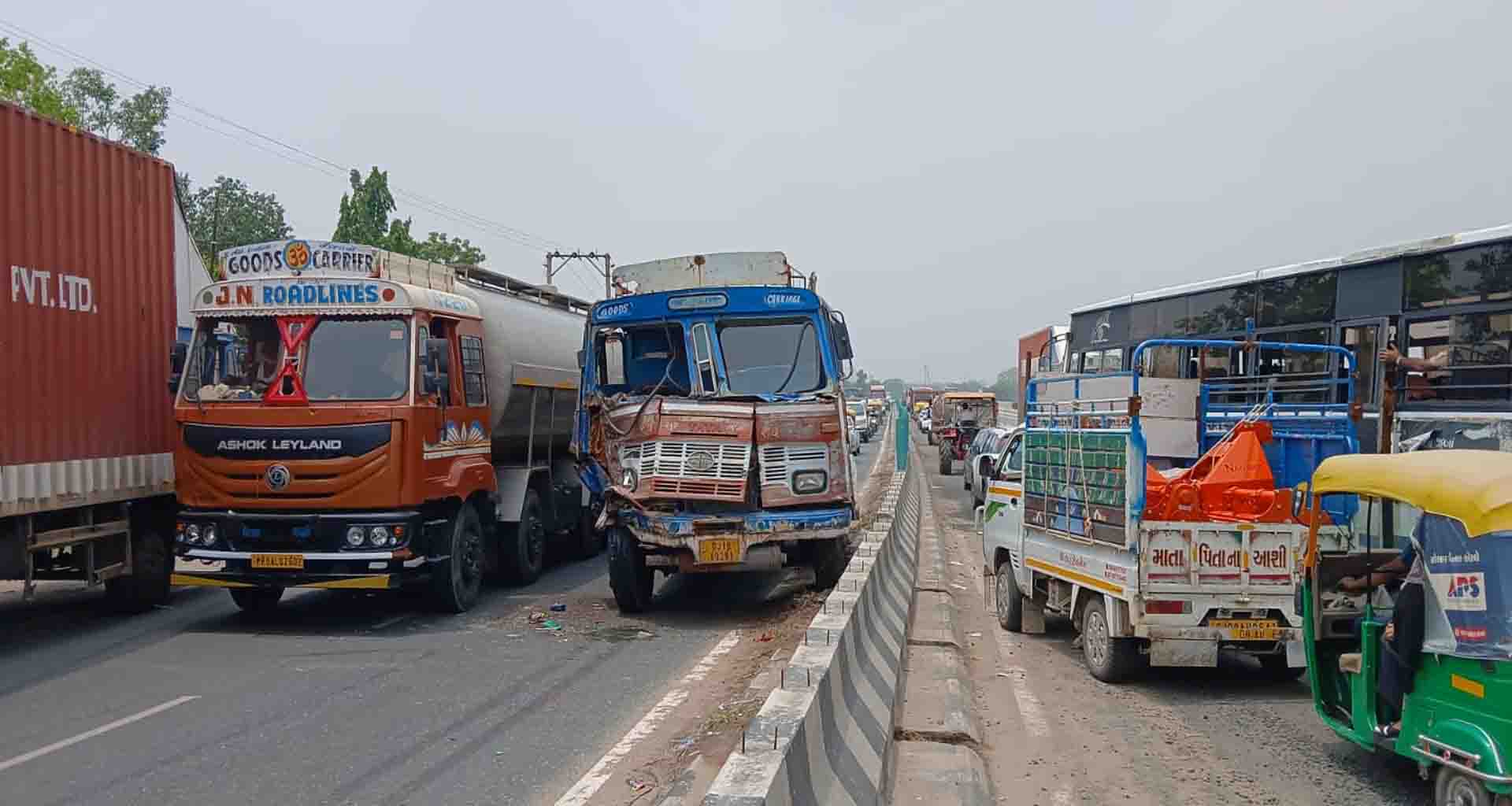 કાણોદરના ઉમરદશી બ્રિજ પર બે ટ્રક વચ્ચે અકસ્માત સર્જાતા એક ટ્રક ચાલક ઘવાયો