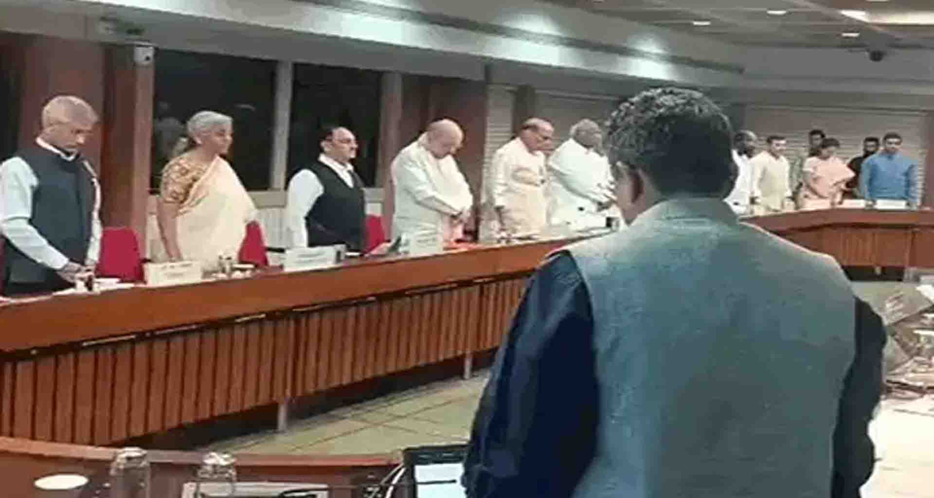 પહેલગામ હુમલા પર સર્વપક્ષીય બેઠક શરૂ : બે મિનિટનું મૌન પાળવામાં આવ્યું