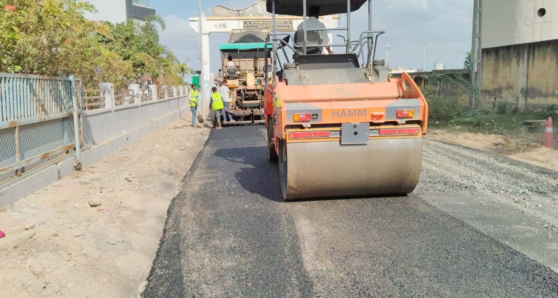 થરાદના રોડ પર તંત્ર દ્વારા રેઈજીંગ કરી પેવર પટ્ટાની કામગીરી કરાઈ