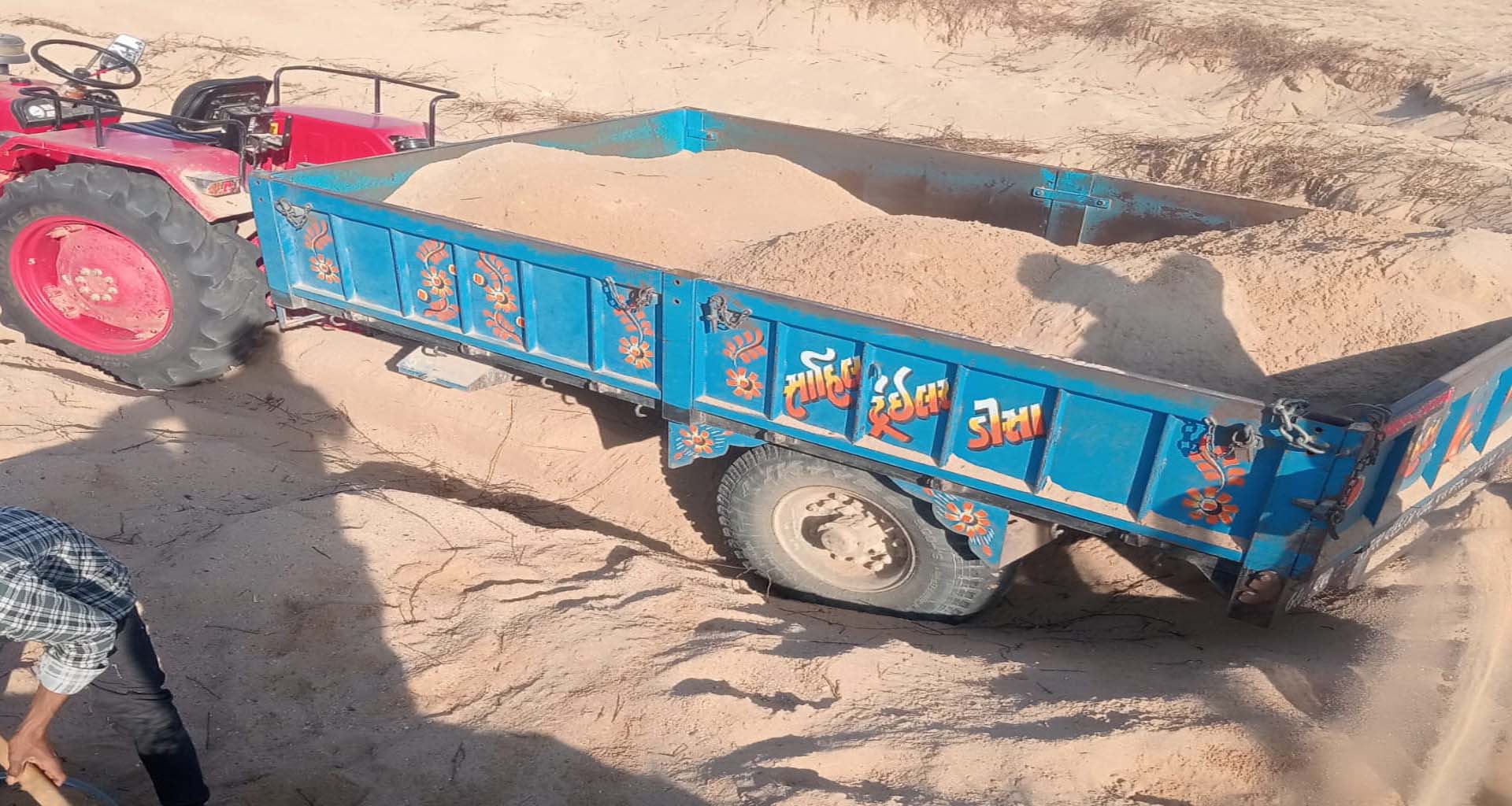 ડીસાના સણથ ગામે બનાસ નદીમાં ભૂમાફિયાઓ બેફામ; ગેરકાયદેસર રેતી ખનનની વ્યાપક રાવ