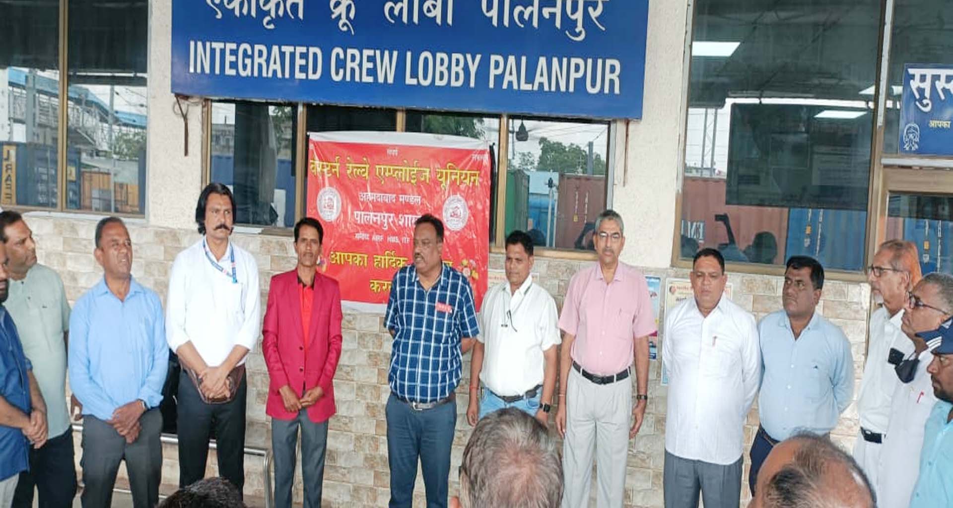 પાલનપુર રેલવે કર્મીઓનું આઠમા પગાર પંચની માંગને લઈને વિરોધ પ્રદર્શન