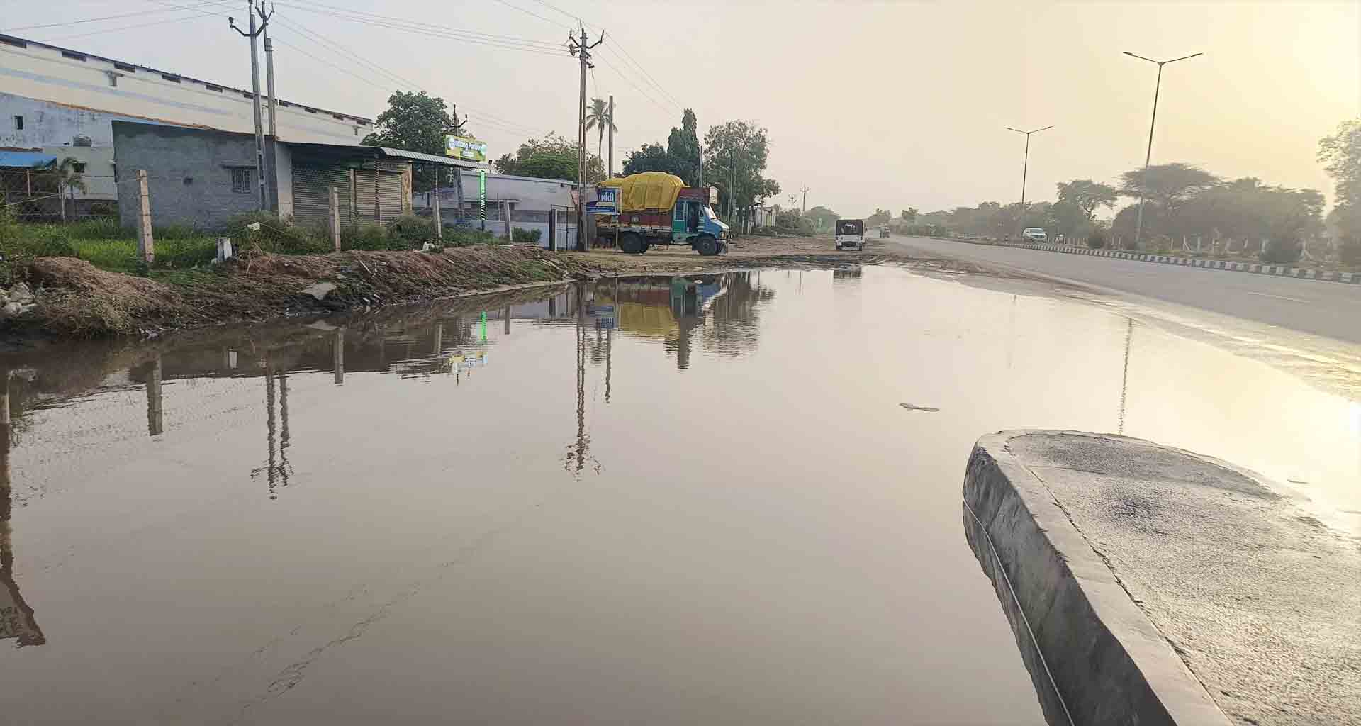 ડીસાના વડાવલ નજીકના મહાદેવપુરા પાસે સર્વિસ રોડ પર વરસાદી પાણીનો ભરાવો