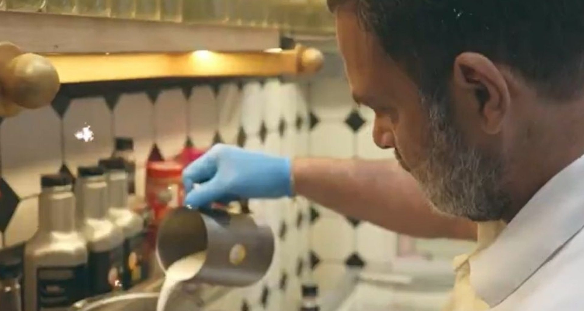 ના, હું જાતે બનાવીશ... રાહુલ ગાંધી રસોઇયા બન્યા! રસોડામાં કોલ્ડ કોફી બનાવતા શીખ્યા