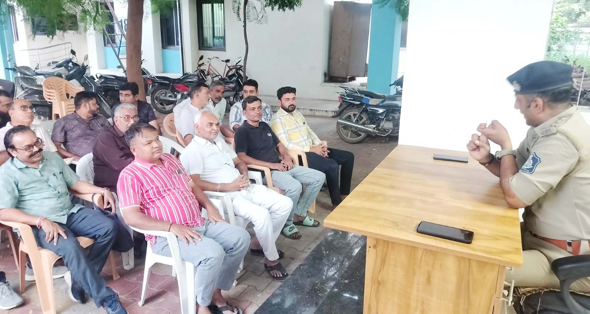 ડીસા દક્ષિણ પોલીસ દ્વારા દિવાળીના તહેવારને અનુલક્ષીને વેપારીઓ સાથે બેઠક યોજી