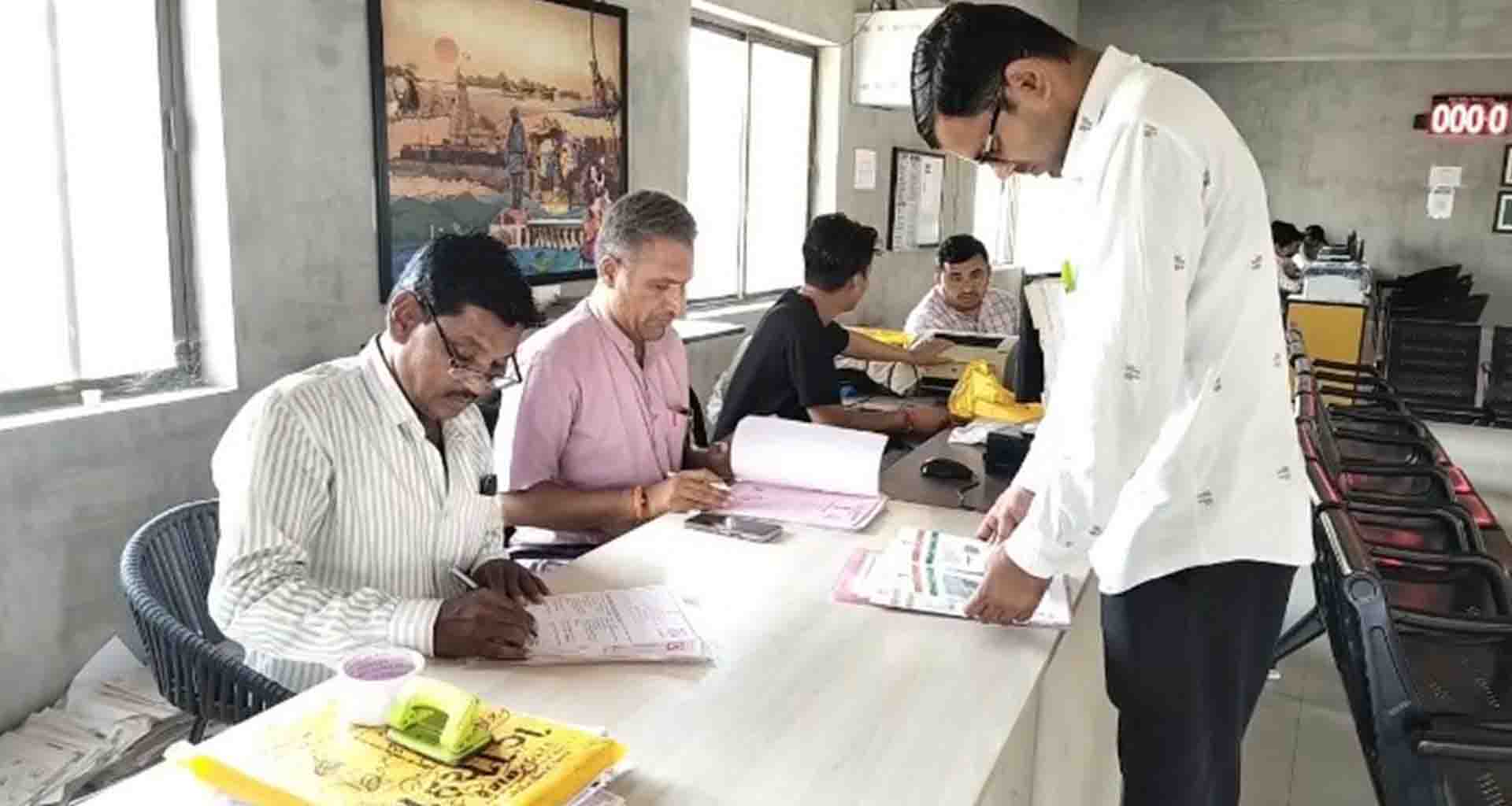 ધાનેરા; જન્મ-મરણ દાખલાં માટે ધર્મ ધક્કા અરજદારો મુશ્કેલીમાં