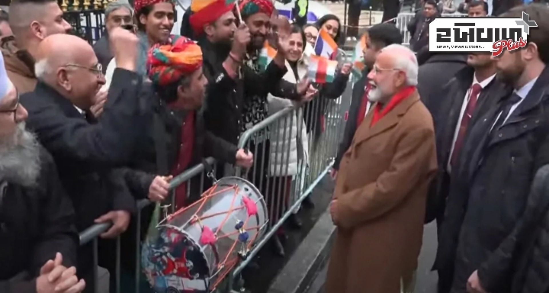 ફ્રાન્સ: પીએમ મોદી પેરિસ પહોંચ્યા, ભારતીય સમુદાય તરફથી ભવ્ય સ્વાગત, AI સમિટમાં આપશે હાજરી