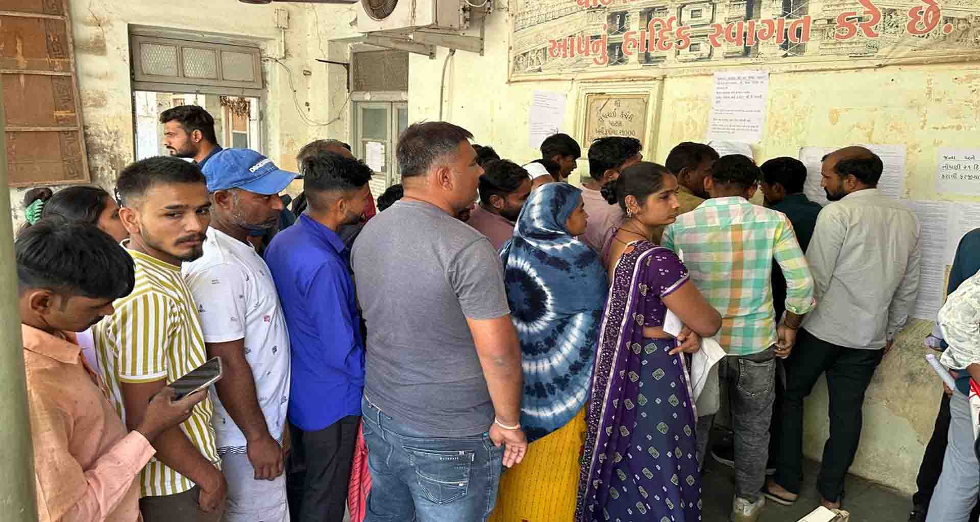 પાટણ પાલિકાની જન્મ મરણ શાખામાં સવૅર ડાઉન રહેવાના કારણે અરજદારો ની મુશ્કેલીઓ વધી