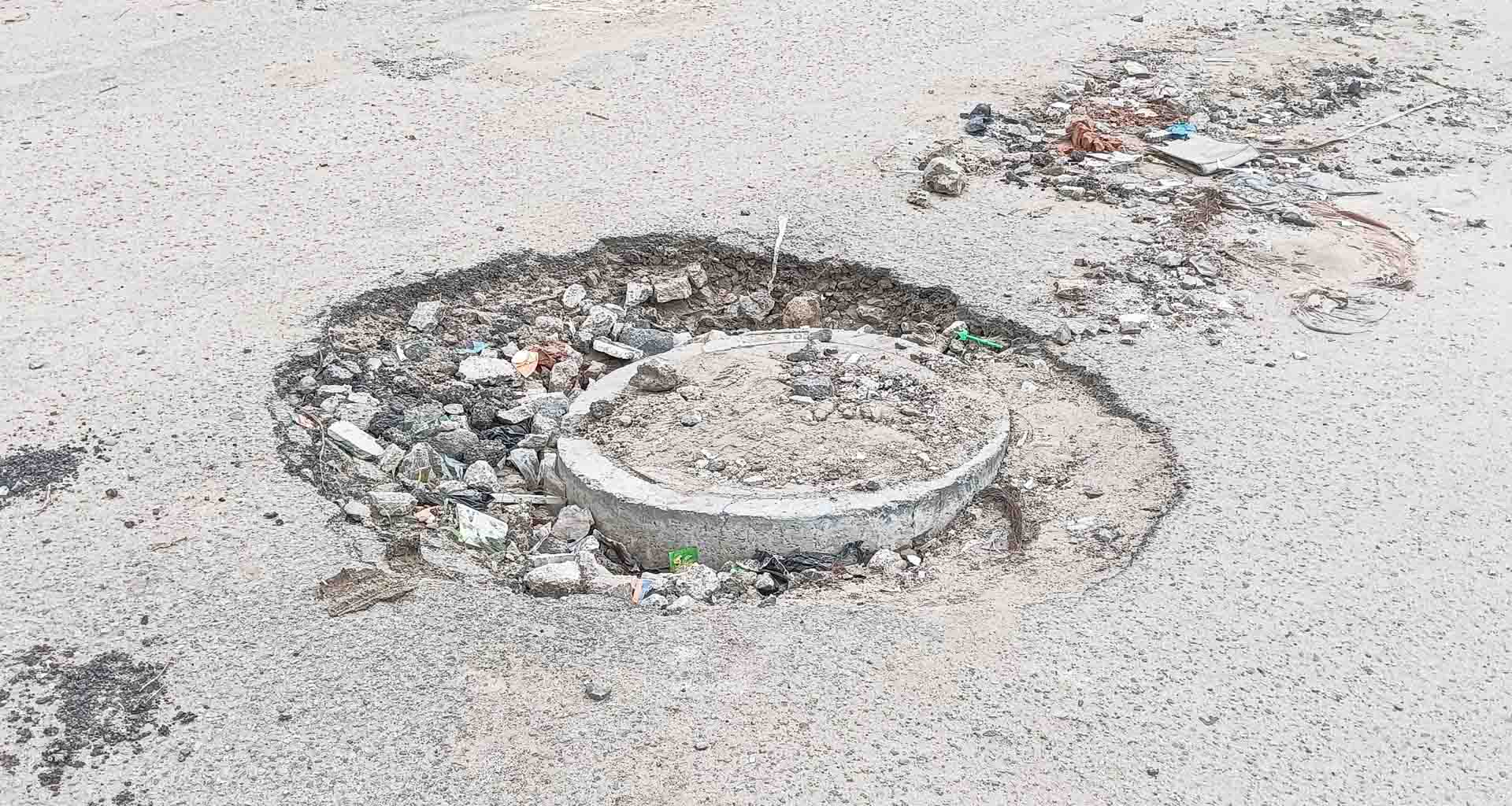 ડીસા થી ગવાડી જવાના માર્ગ પર ગટરો ના ઢાંકણા તૂટી જવાથી વાહન ચાલકો પરેશાન