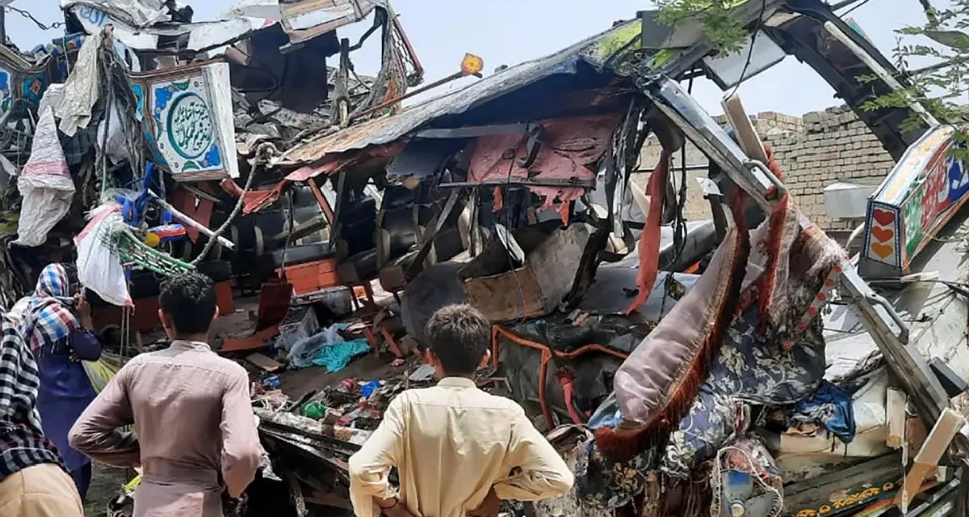 પાકિસ્તાનમાં ટ્રક પલટી જતાં એક જ પરિવારના 15 લોકોના મોત