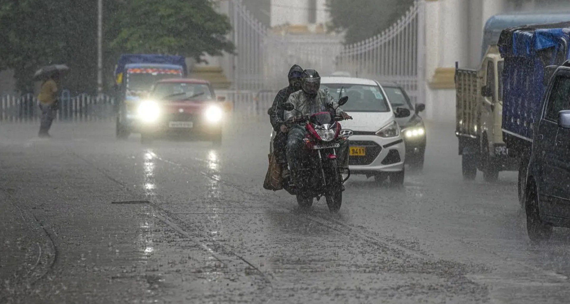 ભારતના 10 રાજ્યોમાં ભારે વરસાદની ચેતવણી, ચક્રવાત મોન્થાની અસર આ વિસ્તારોમાં અનુભવાશે