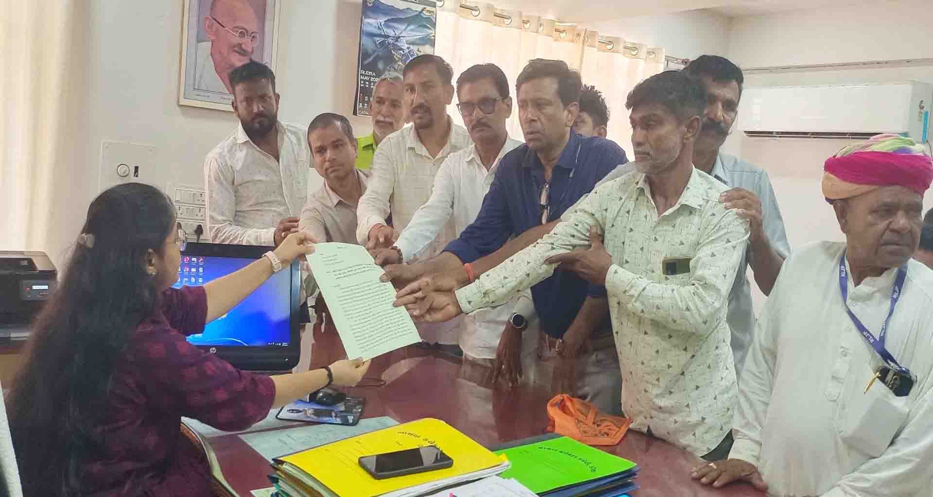 ડીસા તાલુકાના પાલડી ગામના દલિત પરિવારોએ આવેદનપત્ર આપ્યું