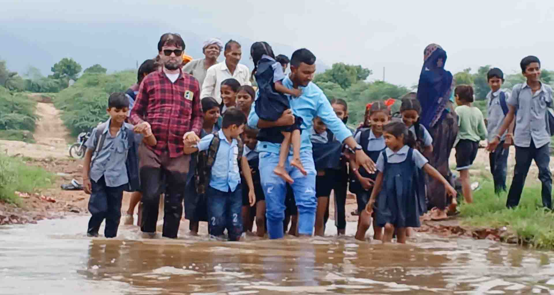 અમીરગઢના કાકવાડા ગામના લોકો 10 વર્ષોથી નદી પર પુલની માંગ કરી રહ્યા છે, છતાં તંત્રના આંખ આડા કાન