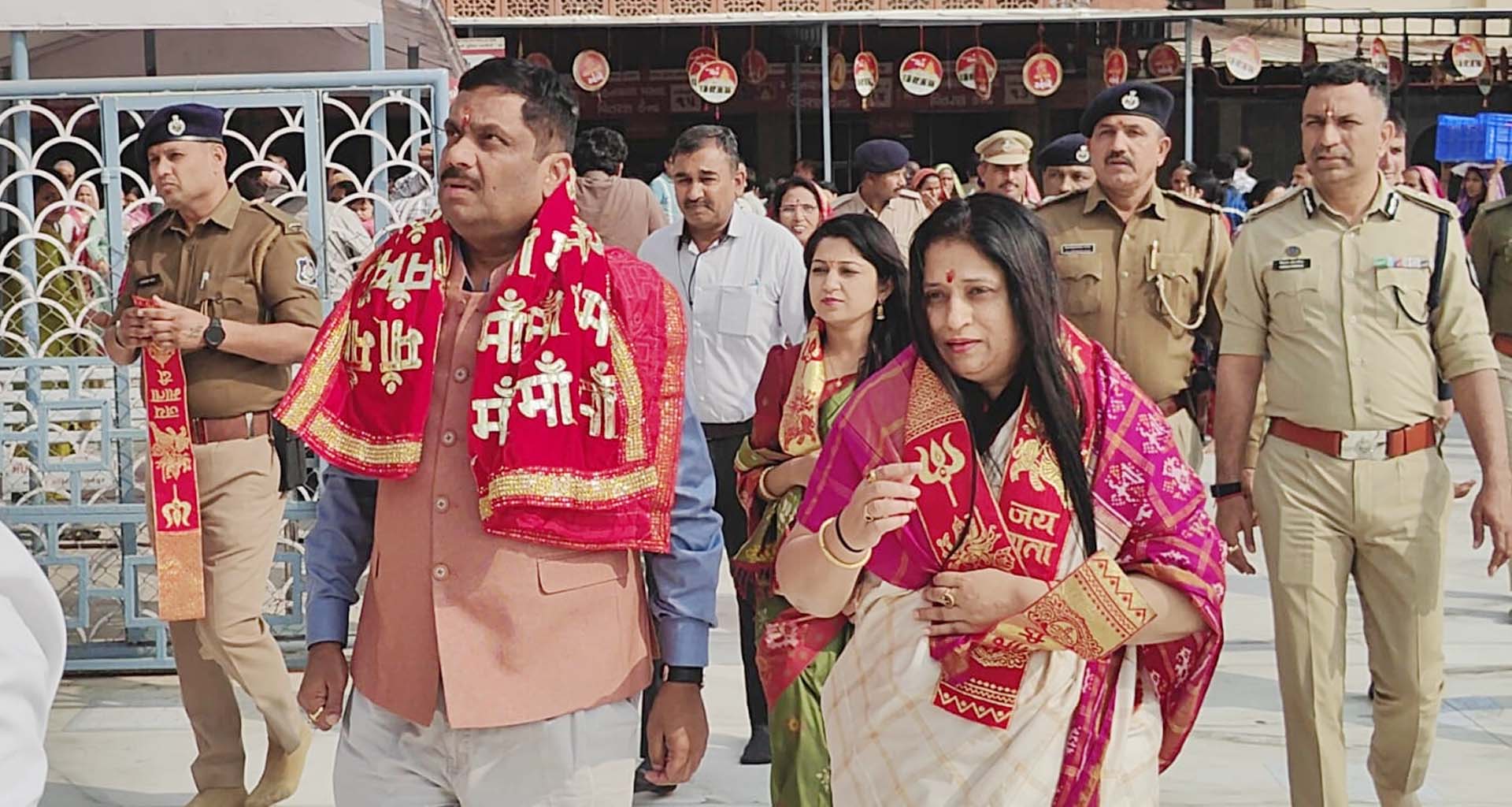 રાજ્યના ડીજીપીને ગાર્ડ ઓફ ઓનર અને શાસ્ત્રોક્ત વિધિ સાથે મા અંબેના આશીર્વાદ લીધા