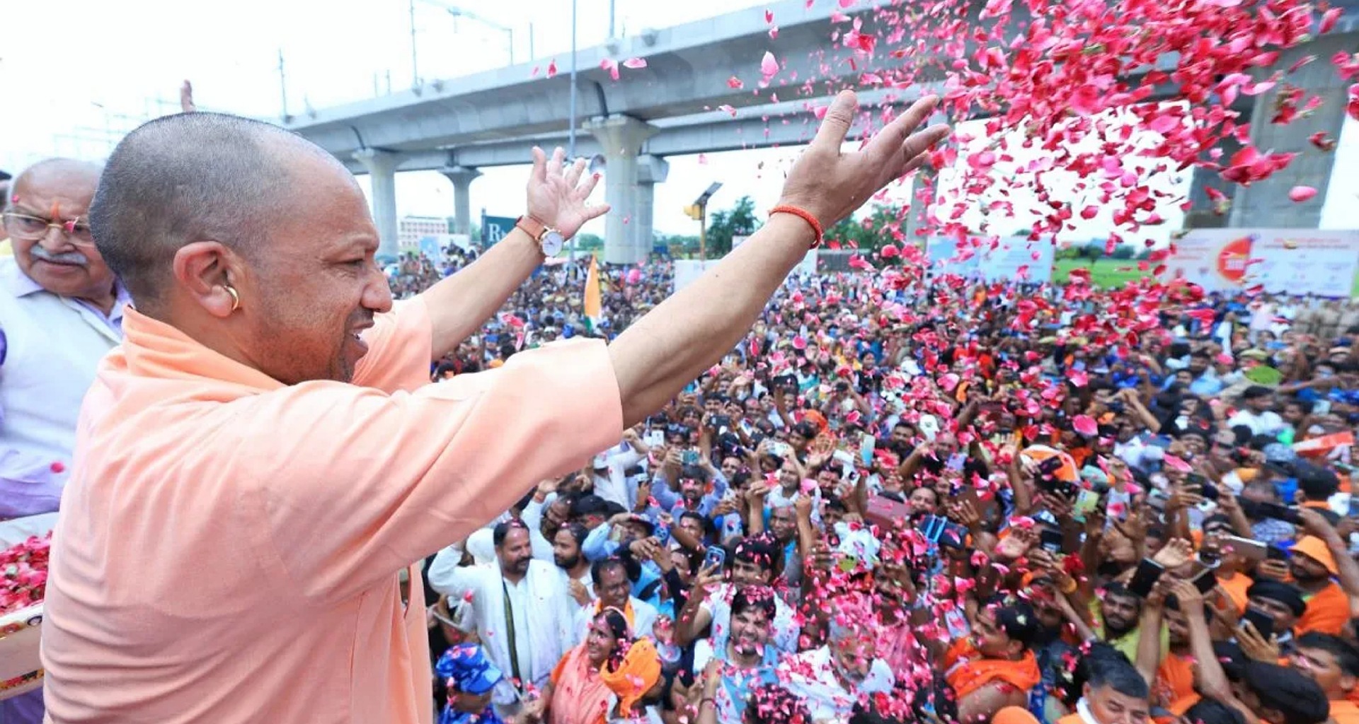 કાવડ યાત્રામાં ખલેલ પહોંચાડનારાઓ પર સીએમ યોગી ખૂબ કડક, કહ્યું- "ધાર્મિક યાત્રાને બદનામ કરનારાઓના પોસ્ટર ચોંટાડવામાં આવશે