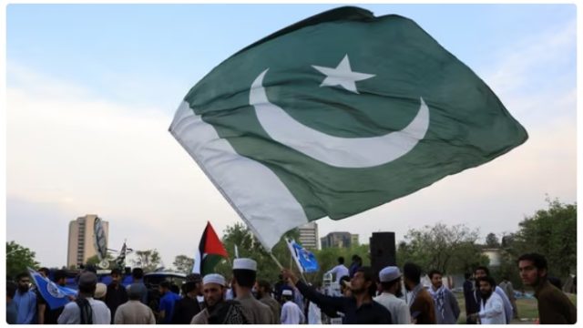 પાકિસ્તાનના કરાચીમાં રહેવાસીઓએ બ્લેકઆઉટનો વિરોધ કર્યો, રસ્તાઓ બ્લોક કર્યા, શહેરમાં કલાકો સુધી ટ્રાફિક જામ