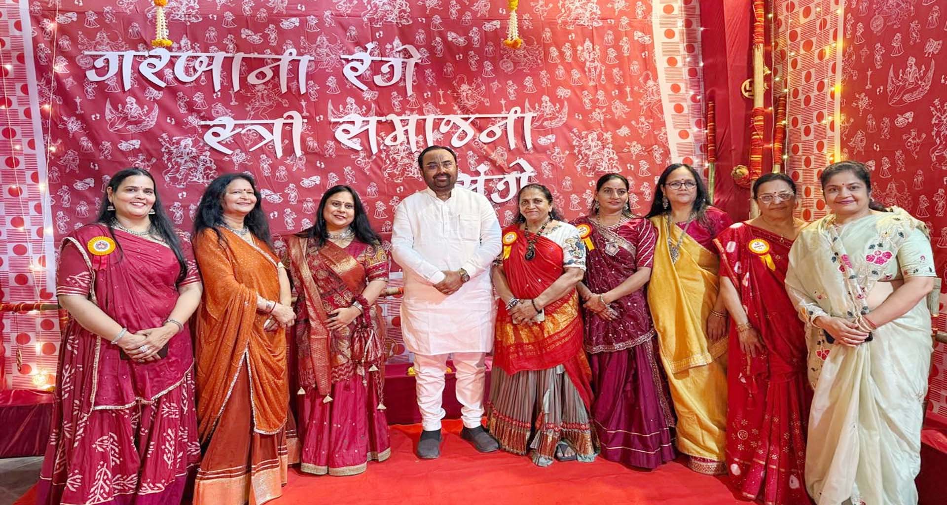 ડીસામાં શુભમ પાર્ટી પ્લોટ ખાતે સ્ત્રી સમાજ દ્વારા આયોજિત ગરબા મહોત્સવનો શુભારંભ