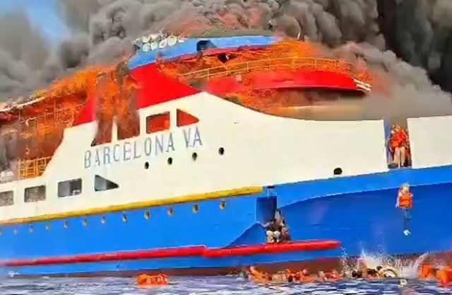 300 લોકોથી ભરેલી ઇન્ડોનેશિયન ફેરીમાં આગ લાગી, મુસાફરોને દરિયામાં કૂદકો મારવાની ફરજ પડી
