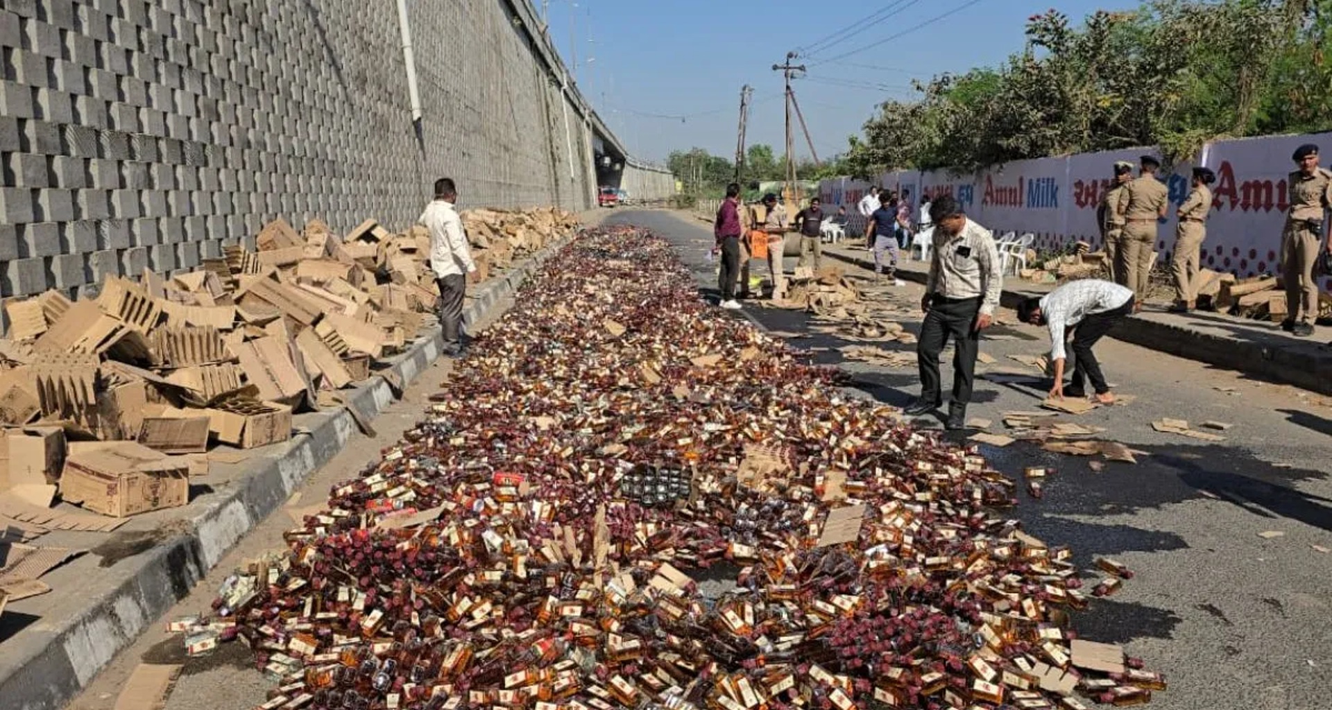 ગુજરાતમાં દારૂ માફિયાઓ સામે મોટી કાર્યવાહી, 1.2 કરોડ રૂપિયાના વિદેશી દારૂ પર બુલડોઝર ચાલ્યું