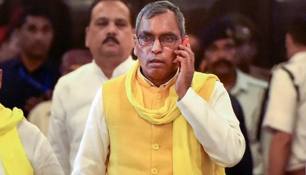 મંત્રી ઓમપ્રકાશ રાજભરના ઘરે ચોરી, પુત્રના ડ્રાઈવરના ઘરેથી પોલીથીન ભરેલા પૈસા મળ્યા