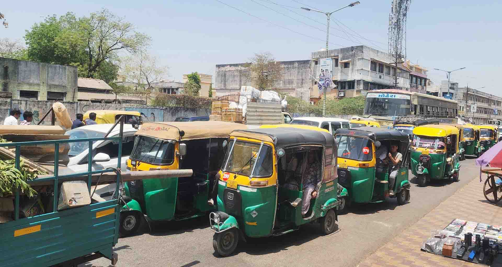 કાળઝાળ ગરમી વચ્ચે ટ્રાફિકજામ થતા વાહન ચાલકો અને રાહદારીઓ અકળાયા