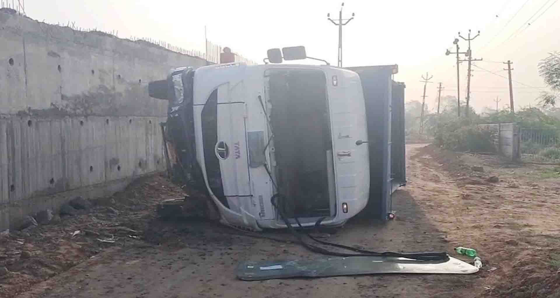 અકસ્માત; અમદાવાદ તરફ જઈ રહેલું ડમ્પર ઓવરબ્રિજથી નીચે પડ્યું